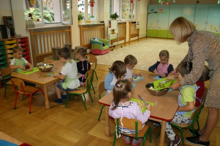 Zajęcia kulinarne w grupie 4 -latków - sałatka owocowa  ( 25 września  2020 r.)...