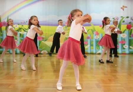 Pokaz taneczny w grupie 6 latków