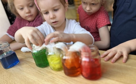 „Tęczowe doświadczenia w grupie 4 - latków”