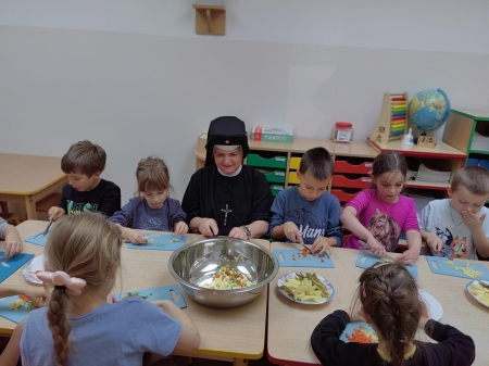 Zajęcia kulinarne – Sałatka jarzynowa 6-latki