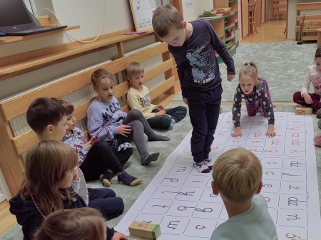 Zabawy z glottodywanikiem i klockami LOGO