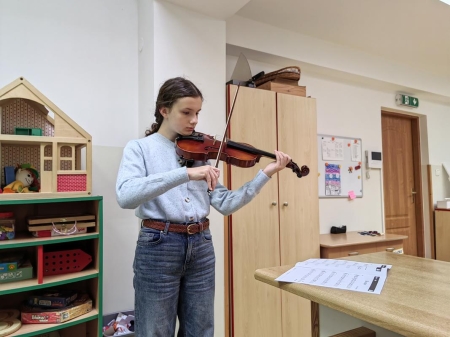 Kolędowanie z absolwentką przedszkola 