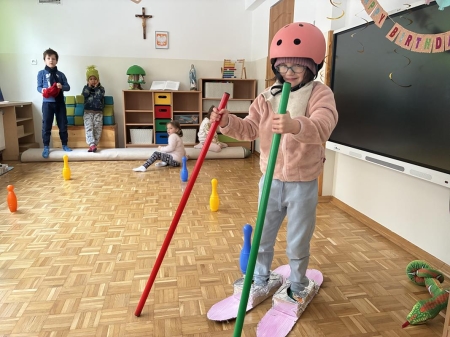 5 - latki postanowiły pojeździć na nartach :)
