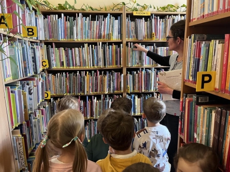 4-latki w bibliotece