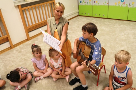Koncert gitarowy - spotkanie z absolwentem 3 i 4-latki