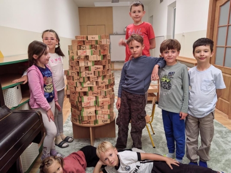 Budujemy „Koloseum” z drewnianych klocków.