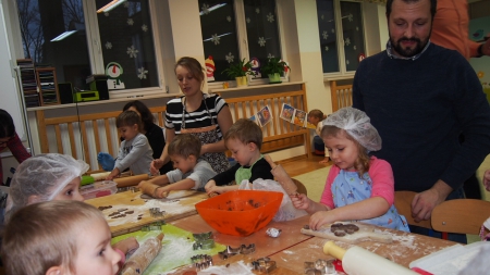 Warsztaty kulinarne w grupie 3 - latków „Pieczemy świąteczne pierniki''