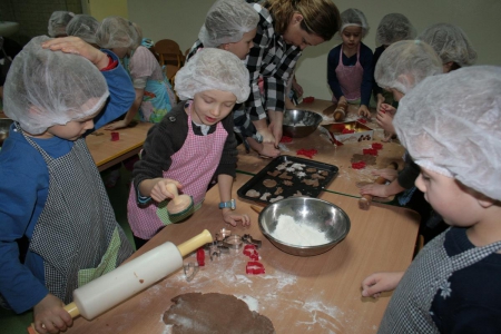 Warsztaty kulinarne w grupie 6 - latków „Pieczemy świąteczne pierniki''