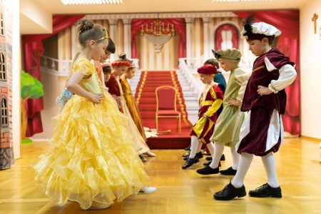 Bajka  „Król Bul”  w wykonaniu grupy 6 -latków z okazji Dnia Rodziny 
