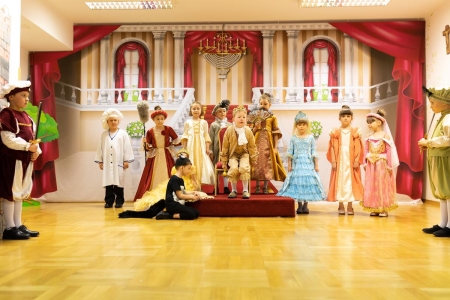 Bajka o królu Bulu - przedstawienie dla Rodziców wykonane przez grupę 6 latków (...