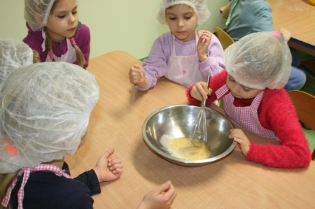 Zajęcia kulinarne w grupie 6 latków - ciasto ze śliwkami